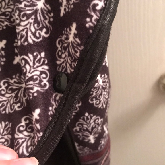 (One Size Fits All) Damask Print Tassel Ruana Wrap - Picture 6 of 7